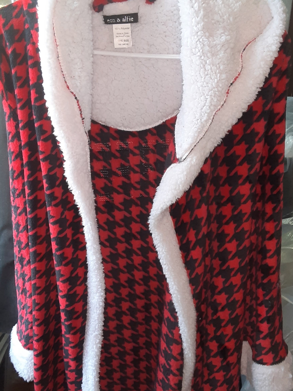 Em & Alifie Women's Red Houndstooth Sherpa-Trim Robe